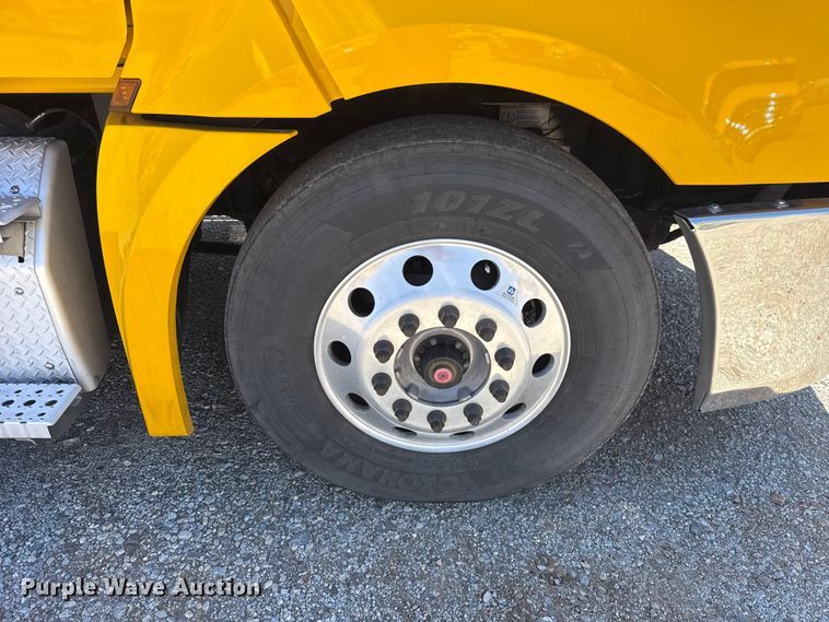 image for item ET6129 2021 Freightliner Cascadia 126 semi truck