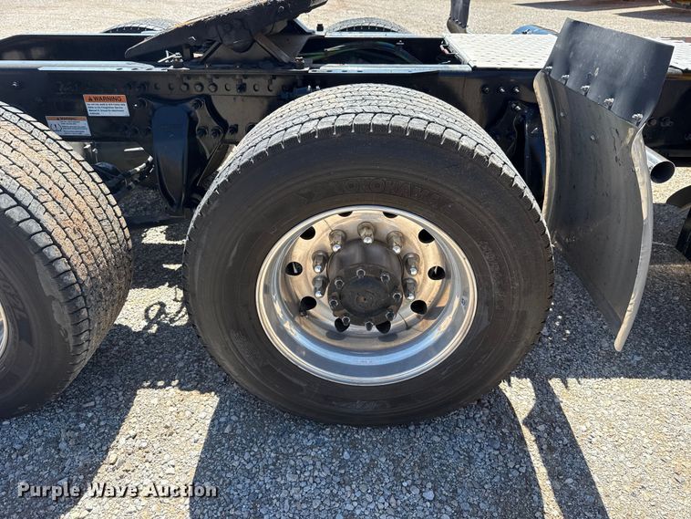 image for item ET6129 2021 Freightliner Cascadia 126 semi truck