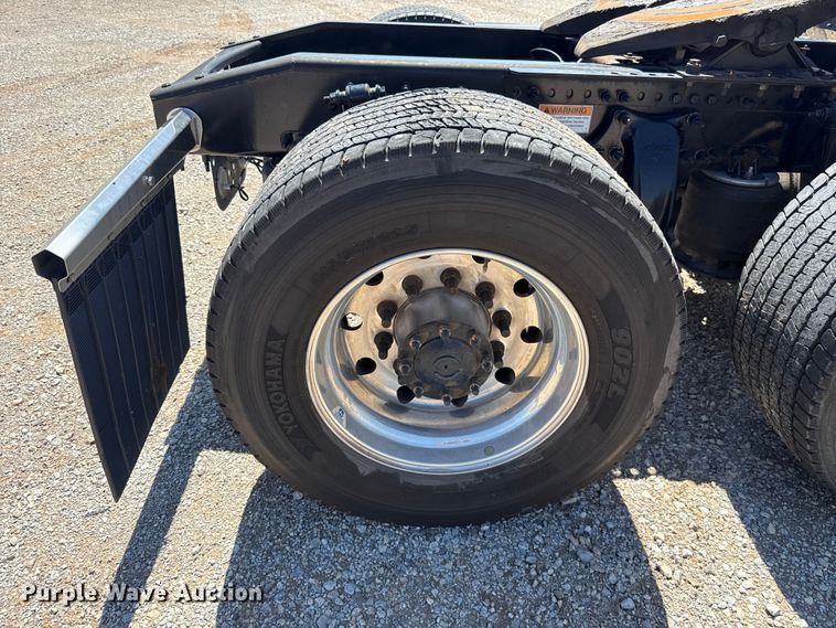 image for item ET6129 2021 Freightliner Cascadia 126 semi truck
