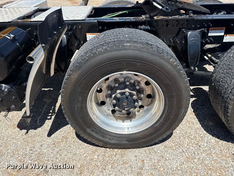 image for item ET6129 2021 Freightliner Cascadia 126 semi truck