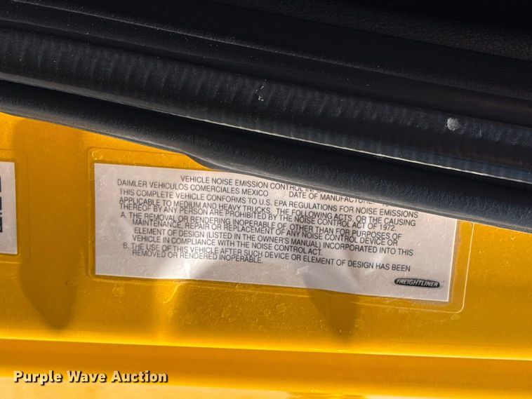 image for item ET6129 2021 Freightliner Cascadia 126 semi truck