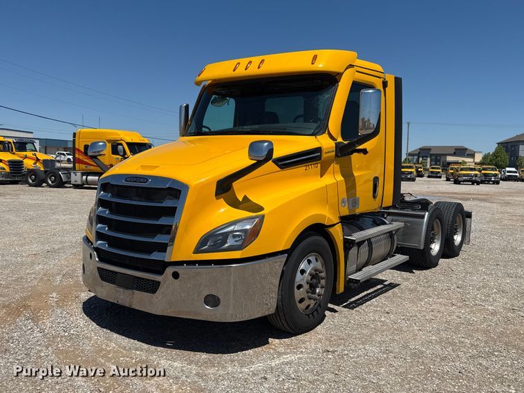 image for item ET6130 2021 Freightliner Cascadia 126 semi truck