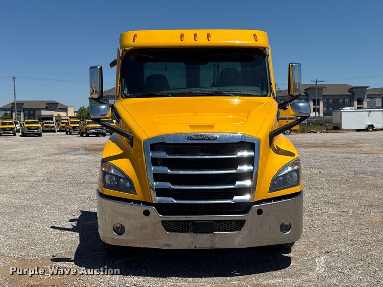 image for item ET6130 2021 Freightliner Cascadia 126 semi truck