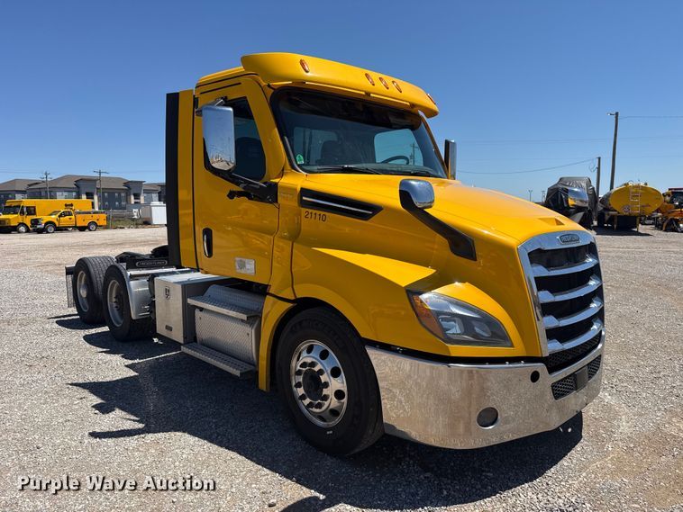 image for item ET6130 2021 Freightliner Cascadia 126 semi truck