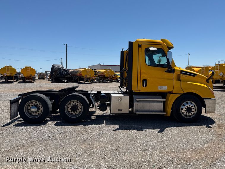 image for item ET6130 2021 Freightliner Cascadia 126 semi truck