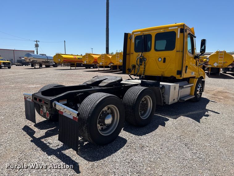 image for item ET6130 2021 Freightliner Cascadia 126 semi truck