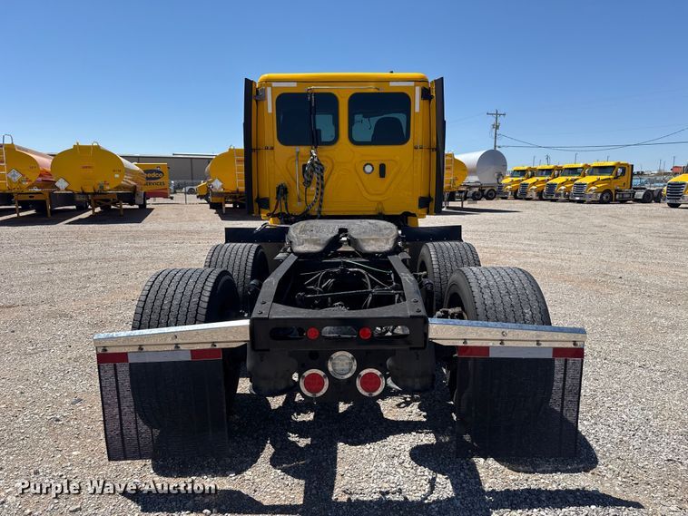 image for item ET6130 2021 Freightliner Cascadia 126 semi truck