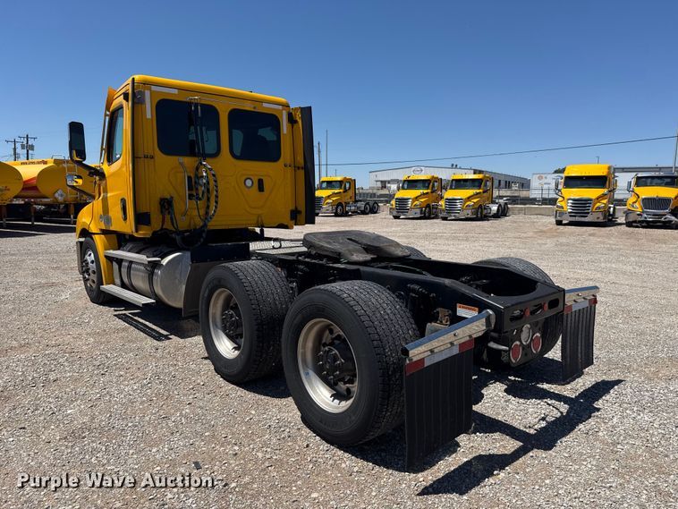 image for item ET6130 2021 Freightliner Cascadia 126 semi truck
