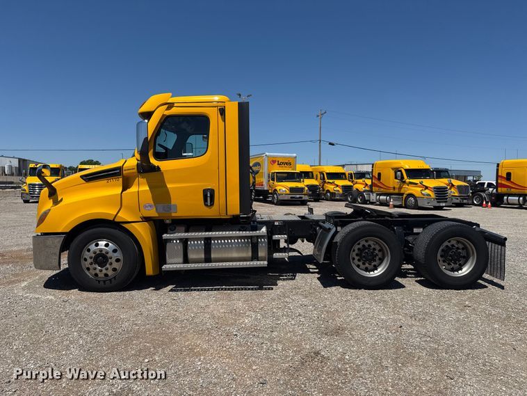 image for item ET6130 2021 Freightliner Cascadia 126 semi truck