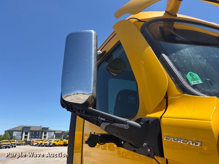 image for item ET6130 2021 Freightliner Cascadia 126 semi truck