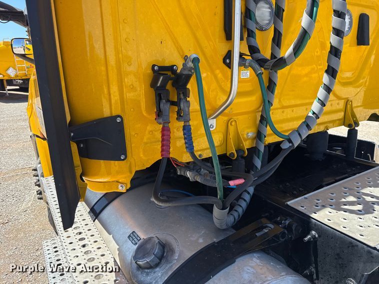 image for item ET6130 2021 Freightliner Cascadia 126 semi truck