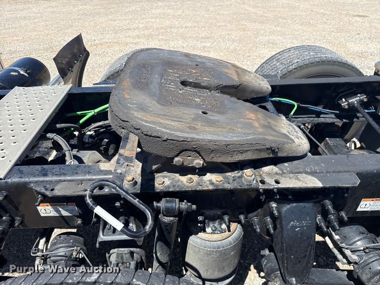 image for item ET6130 2021 Freightliner Cascadia 126 semi truck