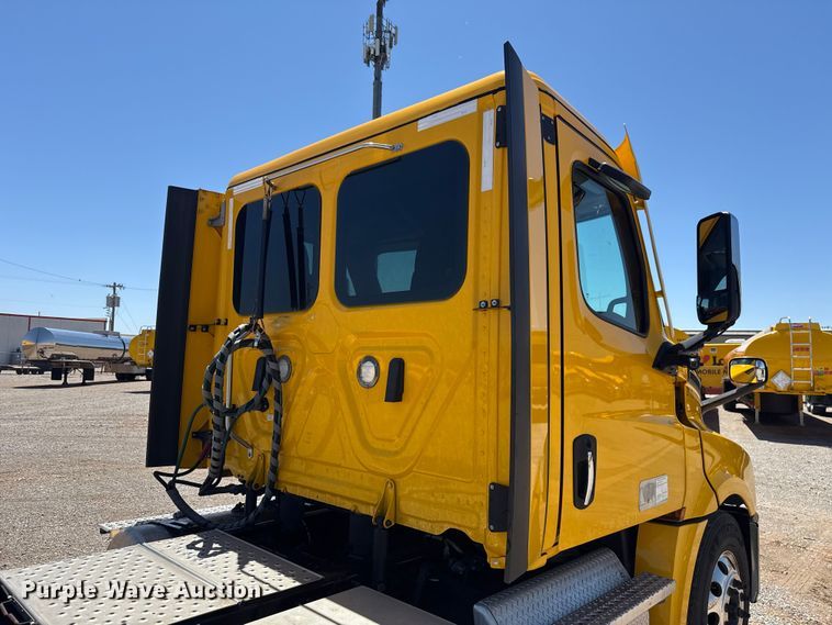 image for item ET6130 2021 Freightliner Cascadia 126 semi truck