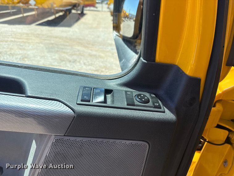 image for item ET6130 2021 Freightliner Cascadia 126 semi truck