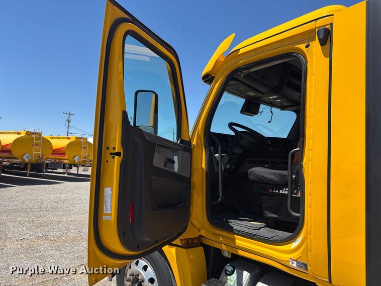 image for item ET6130 2021 Freightliner Cascadia 126 semi truck