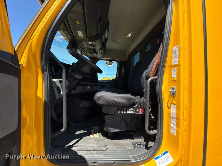 image for item ET6130 2021 Freightliner Cascadia 126 semi truck