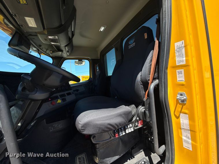 image for item ET6130 2021 Freightliner Cascadia 126 semi truck
