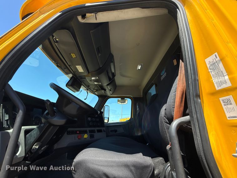image for item ET6130 2021 Freightliner Cascadia 126 semi truck