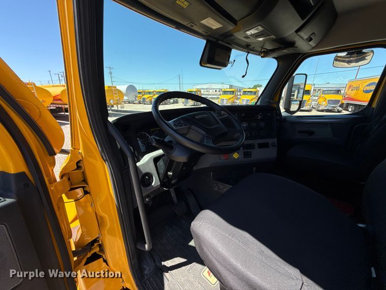 image for item ET6130 2021 Freightliner Cascadia 126 semi truck