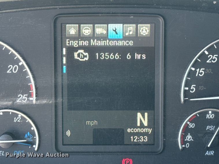 image for item ET6130 2021 Freightliner Cascadia 126 semi truck