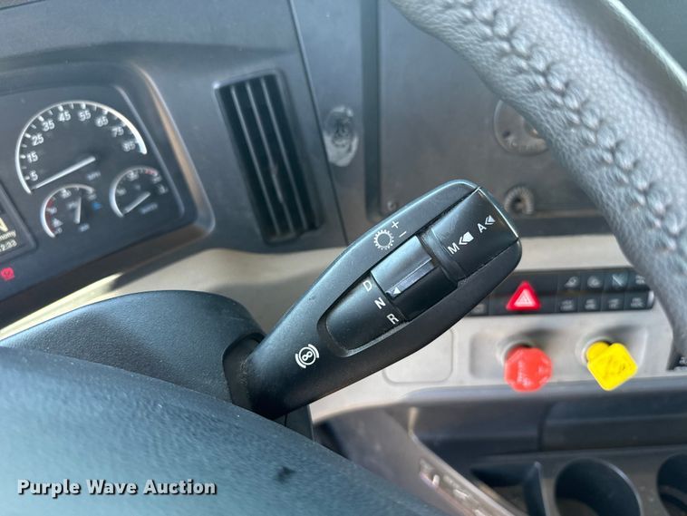 image for item ET6130 2021 Freightliner Cascadia 126 semi truck