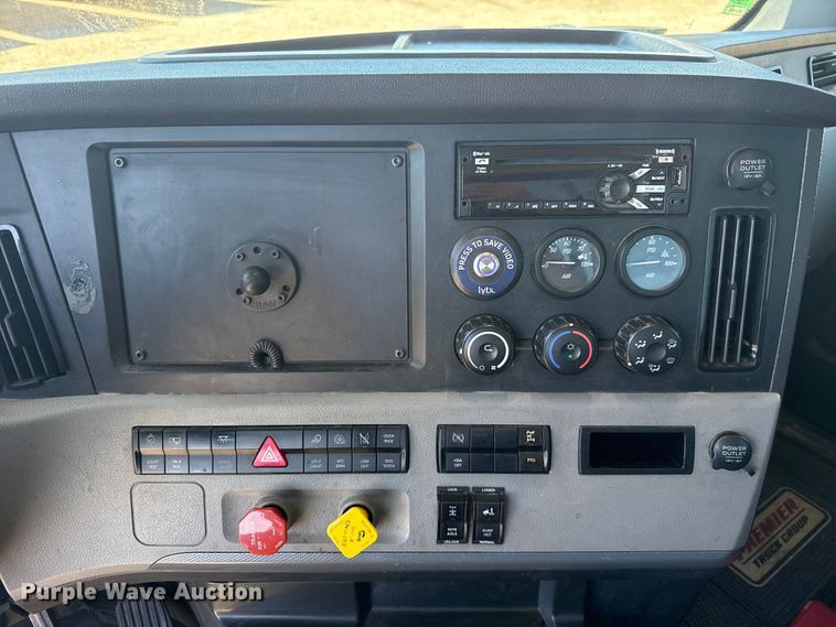 image for item ET6130 2021 Freightliner Cascadia 126 semi truck
