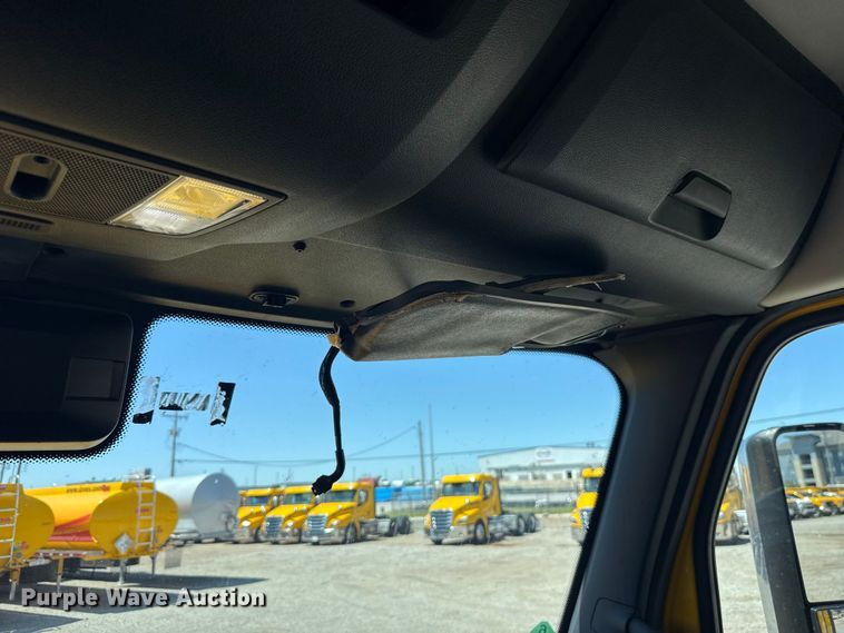 image for item ET6130 2021 Freightliner Cascadia 126 semi truck