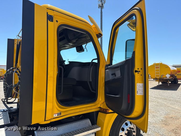 image for item ET6130 2021 Freightliner Cascadia 126 semi truck