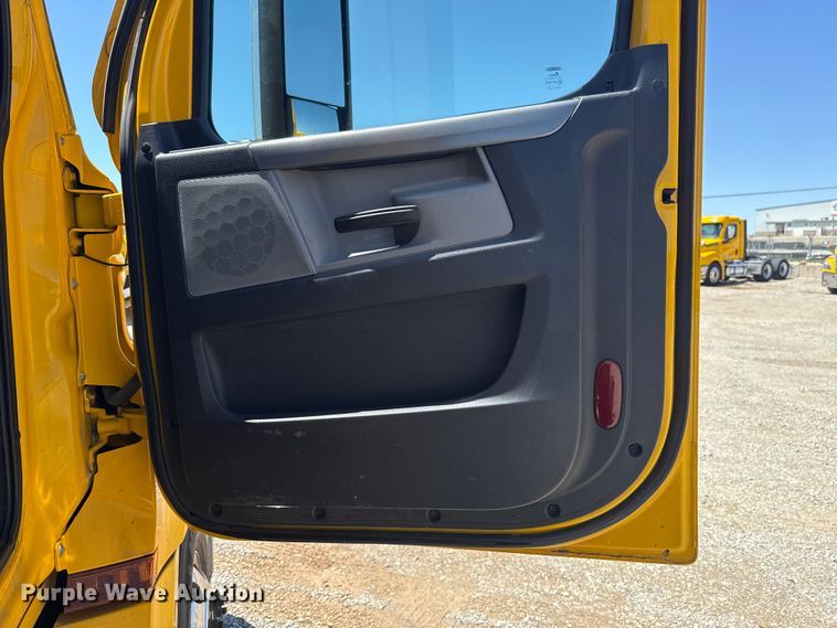 image for item ET6130 2021 Freightliner Cascadia 126 semi truck