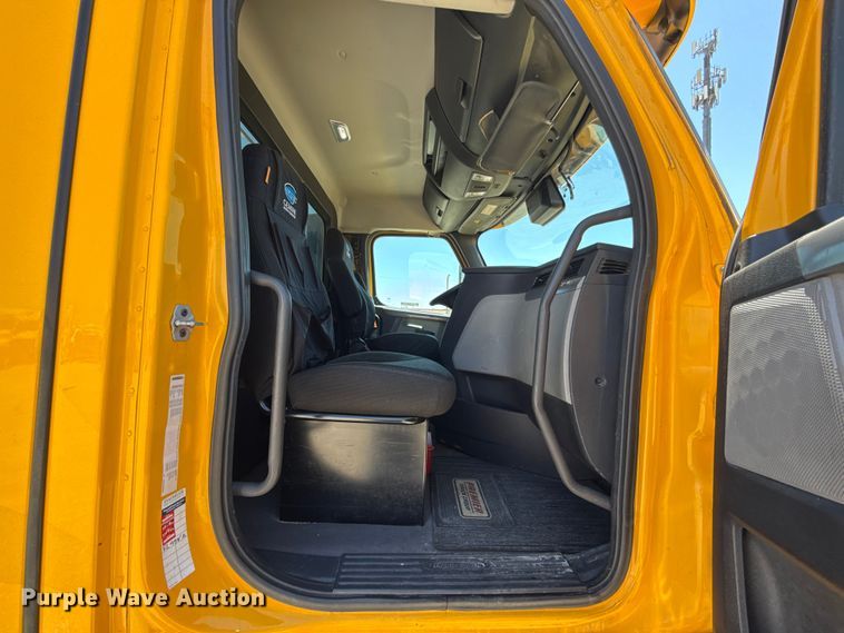 image for item ET6130 2021 Freightliner Cascadia 126 semi truck