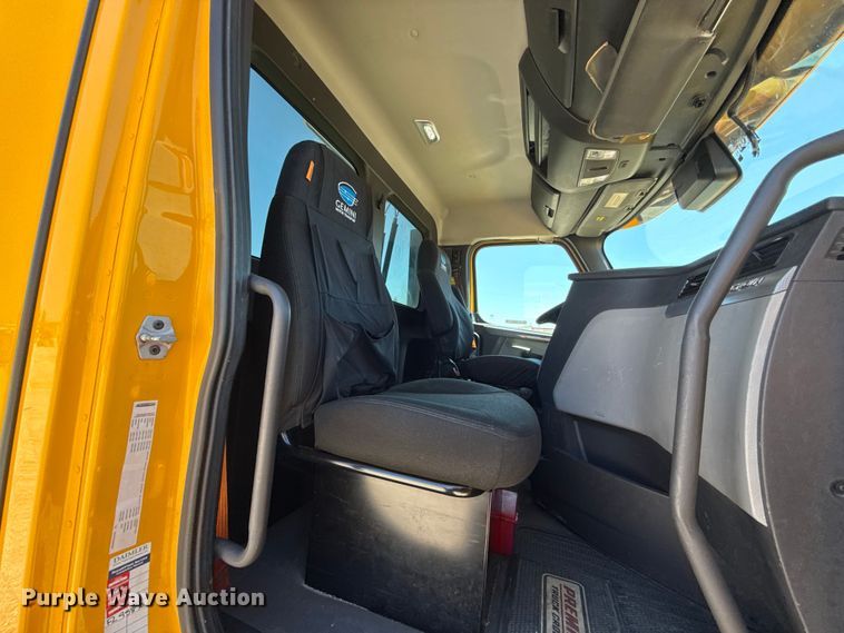 image for item ET6130 2021 Freightliner Cascadia 126 semi truck