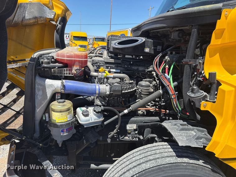 image for item ET6130 2021 Freightliner Cascadia 126 semi truck