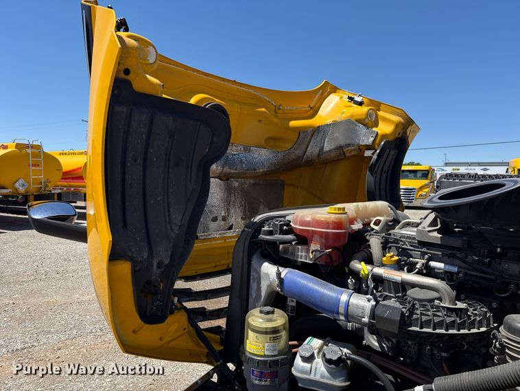 image for item ET6130 2021 Freightliner Cascadia 126 semi truck