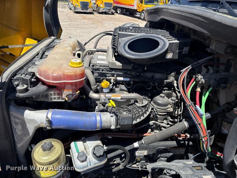 image for item ET6130 2021 Freightliner Cascadia 126 semi truck