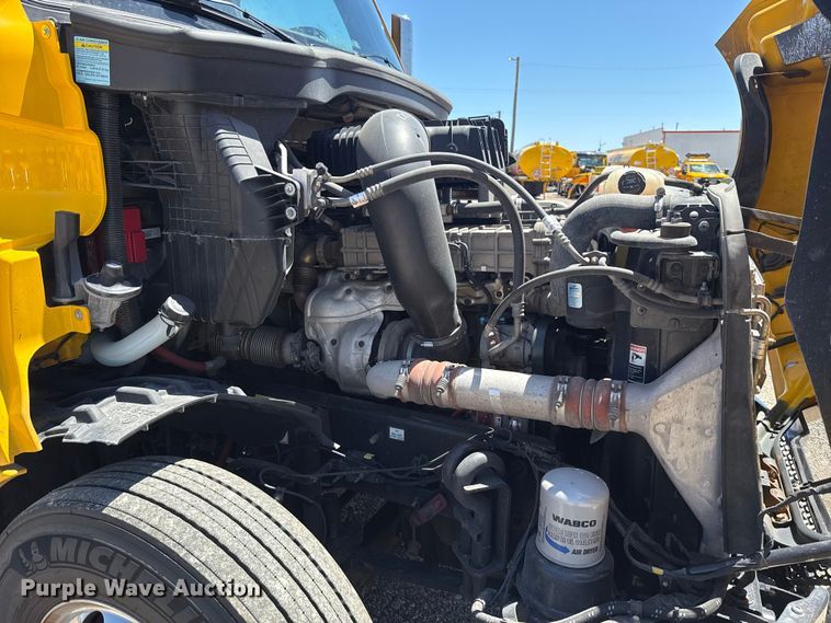 image for item ET6130 2021 Freightliner Cascadia 126 semi truck