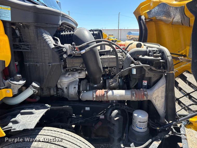image for item ET6130 2021 Freightliner Cascadia 126 semi truck