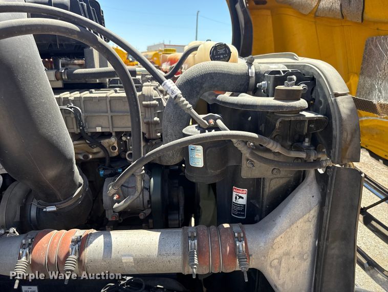 image for item ET6130 2021 Freightliner Cascadia 126 semi truck