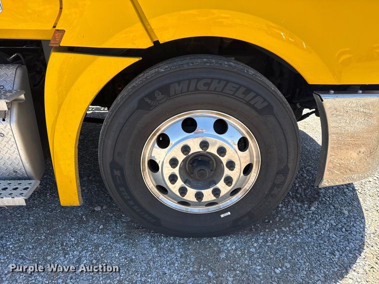 image for item ET6130 2021 Freightliner Cascadia 126 semi truck