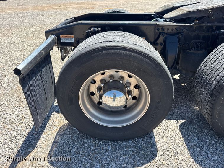 image for item ET6130 2021 Freightliner Cascadia 126 semi truck