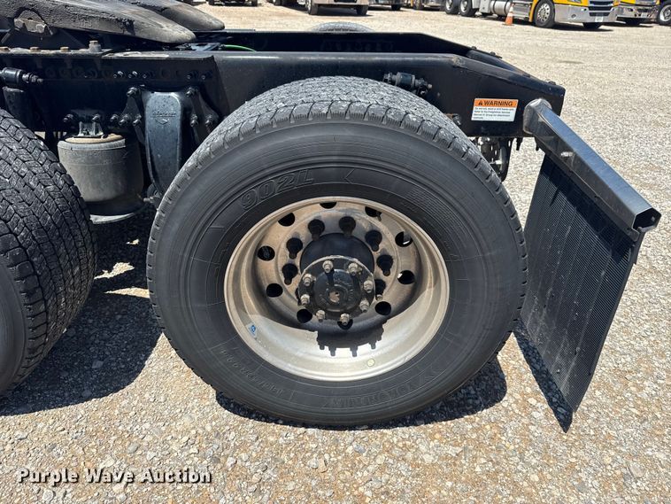 image for item ET6130 2021 Freightliner Cascadia 126 semi truck