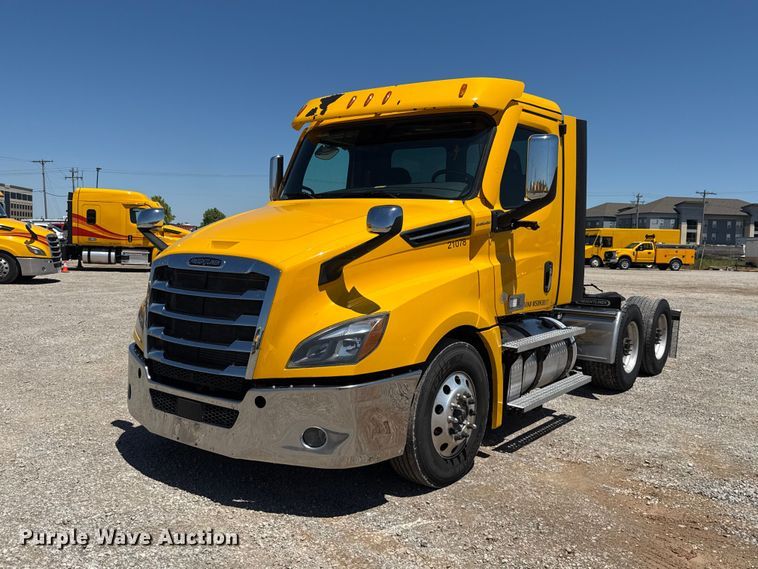 image for item ET6131 2021 Freightliner Cascadia 126 semi truck