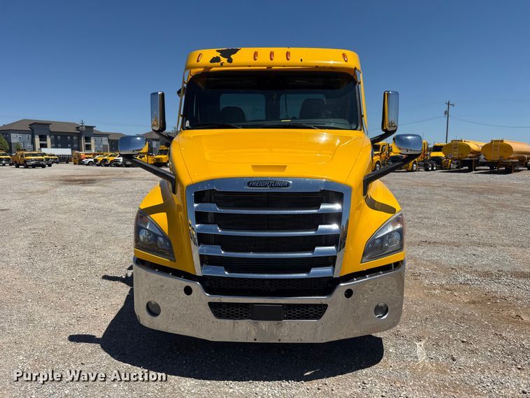 image for item ET6131 2021 Freightliner Cascadia 126 semi truck