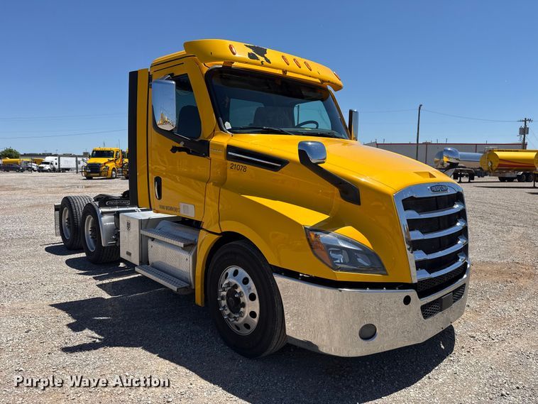image for item ET6131 2021 Freightliner Cascadia 126 semi truck