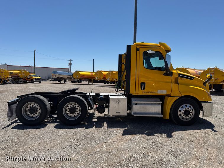 image for item ET6131 2021 Freightliner Cascadia 126 semi truck