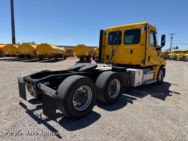 image for item ET6131 2021 Freightliner Cascadia 126 semi truck