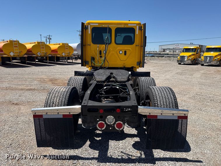 image for item ET6131 2021 Freightliner Cascadia 126 semi truck