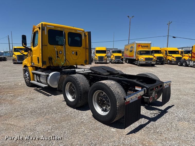 image for item ET6131 2021 Freightliner Cascadia 126 semi truck