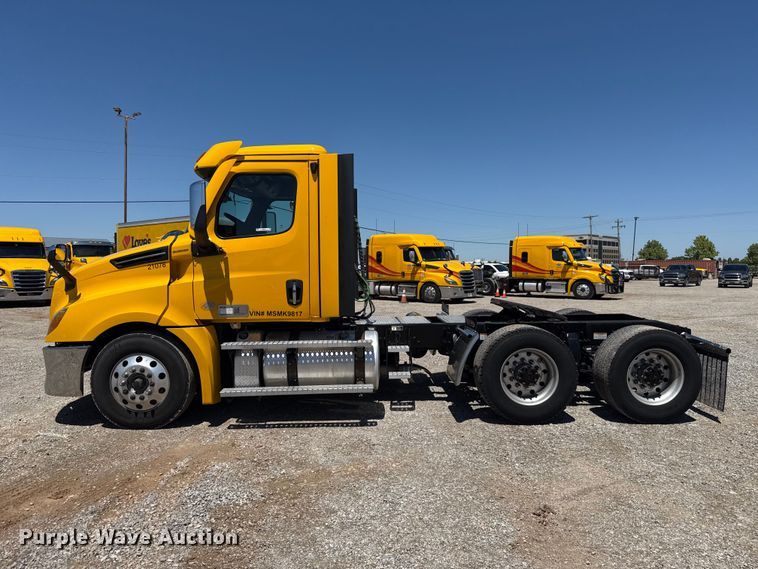 image for item ET6131 2021 Freightliner Cascadia 126 semi truck