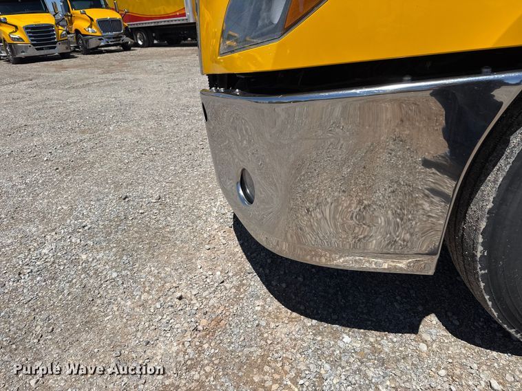 image for item ET6131 2021 Freightliner Cascadia 126 semi truck