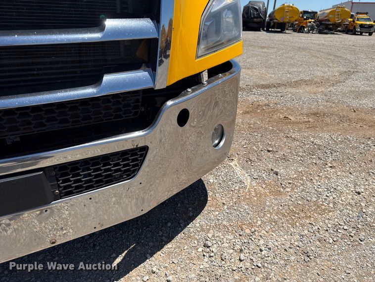 image for item ET6131 2021 Freightliner Cascadia 126 semi truck